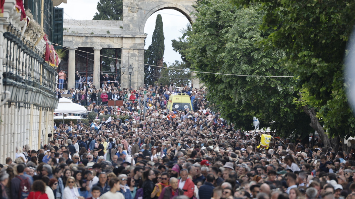 Δείτε βίντεο: Φαντασμαγορικό Πάσχα στην Κέρκυρα - Οι μελωδίες των φιλαρμονικών και το σπάσιμο των μπότηδων
