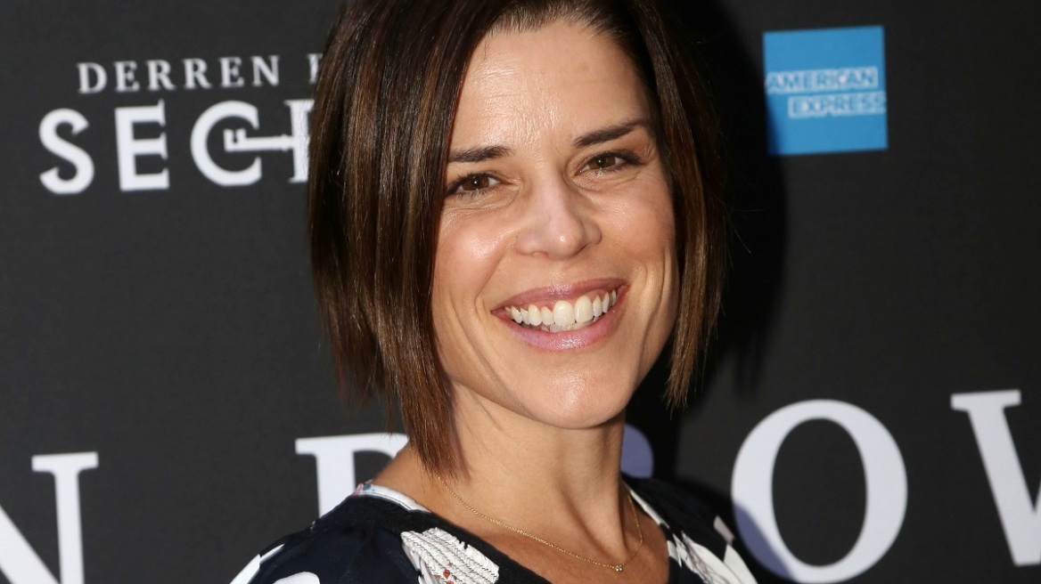 H Neve Campbell προτρέπει τις γυναίκες να μιλήσουν για τις μισθολογικές αδικίες που υφίστανται 