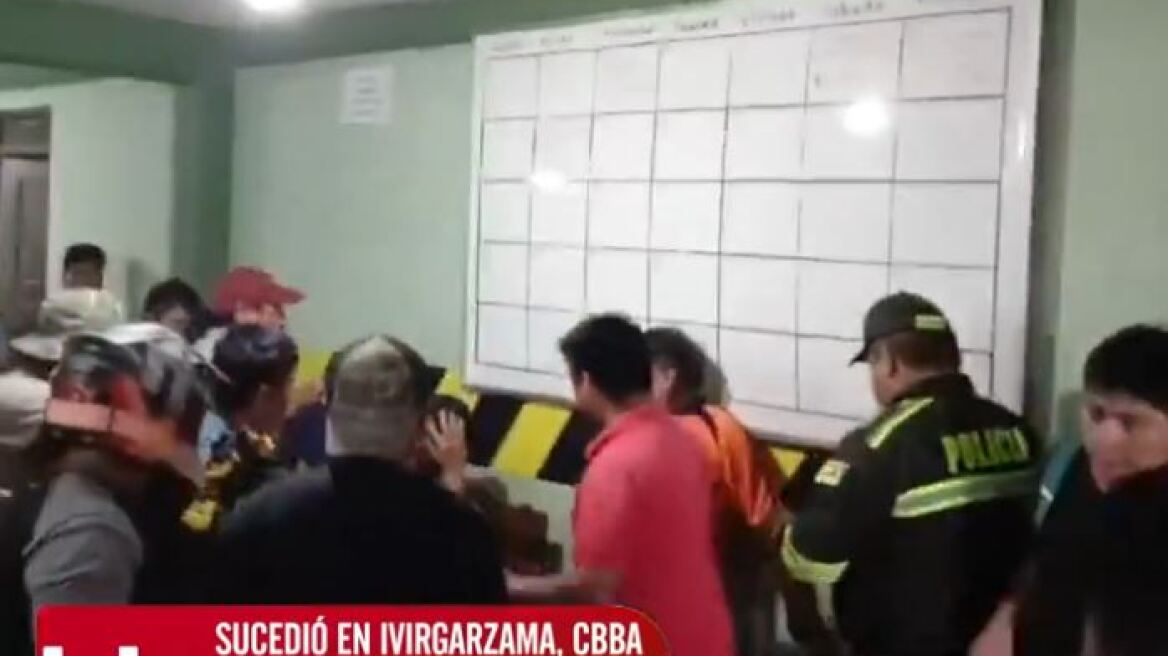 Βολιβία: Πλήθος λίντσαρε τρεις φερόμενους ως απαγωγείς ζευγαριού - Προσοχή, σκληρό βίντεο