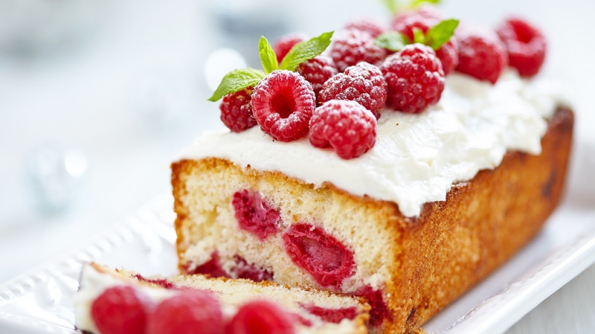 Κέικ με σμέουρα και frosting τυριού