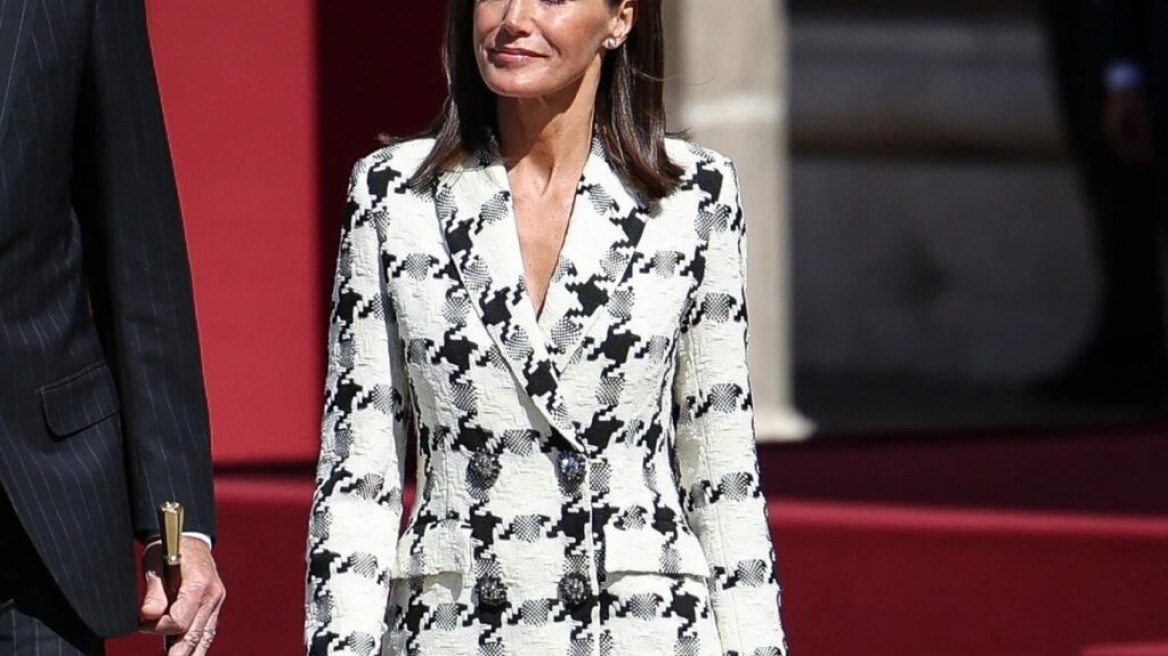 H βασίλισσα Λετίσια συνδυάζει ένα ακόμη κοστούμι με άνετα sneakers