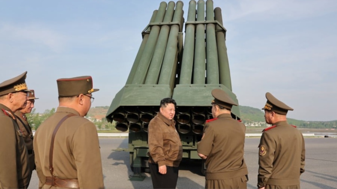Βόρεια Κορέα: Ο Κιμ Γιονγκ Ουν επιθεώρησε συστήματα πολλαπλών εκτοξευτών πυραύλων  