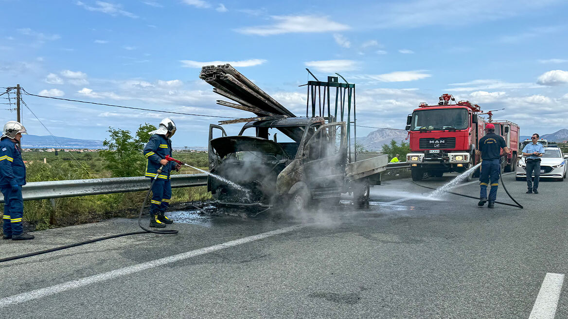 Φωτιά ξέσπασε σε φορτηγάκι εν κινήσει στην εθνική οδό Κορίνθου - Πατρών (Δείτε βίντεο και φωτογραφίες)