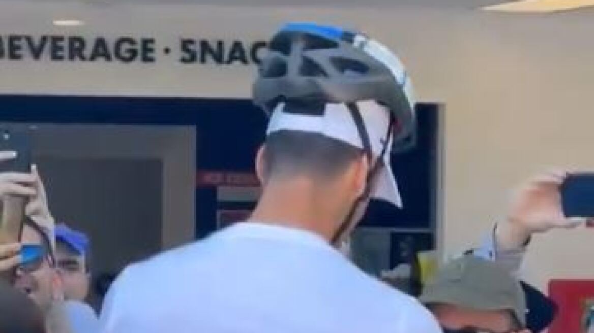 Τζόκοβιτς: Τρόλαρε τους πάντες αφού υπέγραψε αυτόγραφα με κράνος μετά το μπουκάλι που έφαγε στο κεφάλι - Βίντεο 