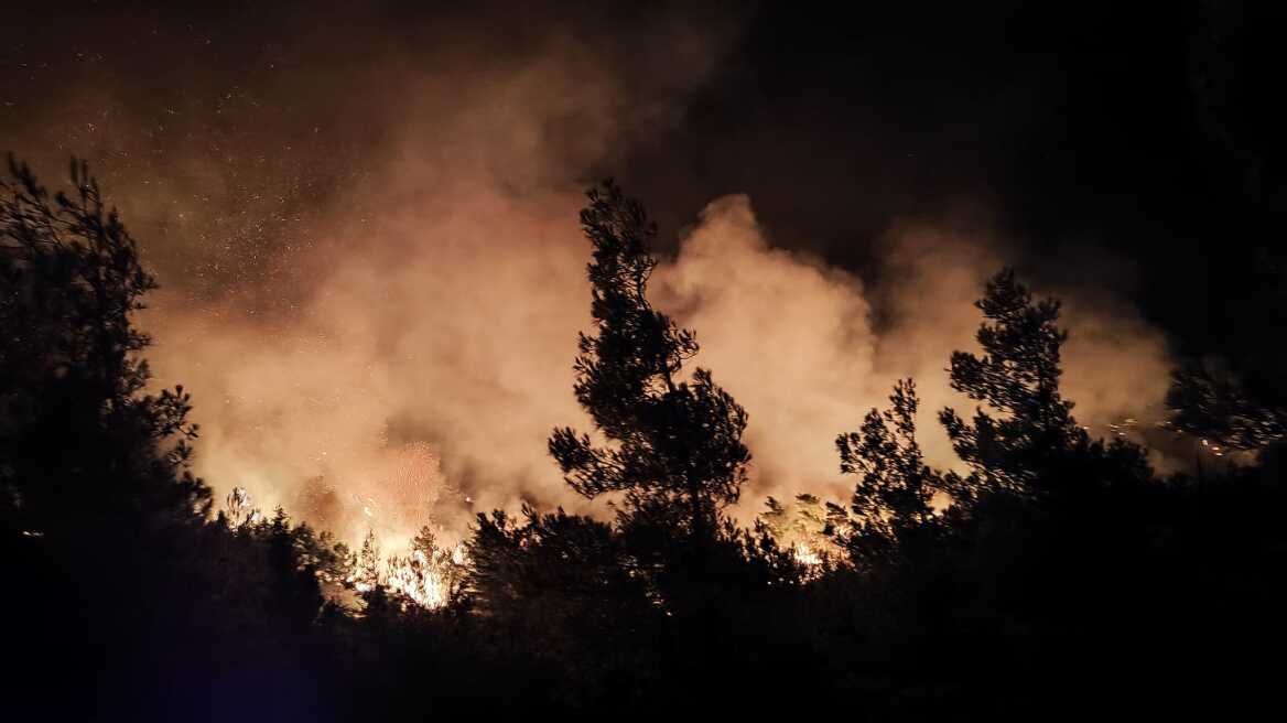 Ελεγχόμενη η φωτιά στον Αίθωνα Ρόδου - Μεγάλη κινητοποίηση της Πυροσβεστικής - Βίντεο