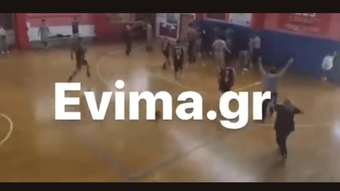 Άγριο ξύλο σε αγώνα μπάσκετ στην Εύβοια: Μπήκαν στο παρκέ και χτύπησαν παίχτες - Δείτε βίντεο