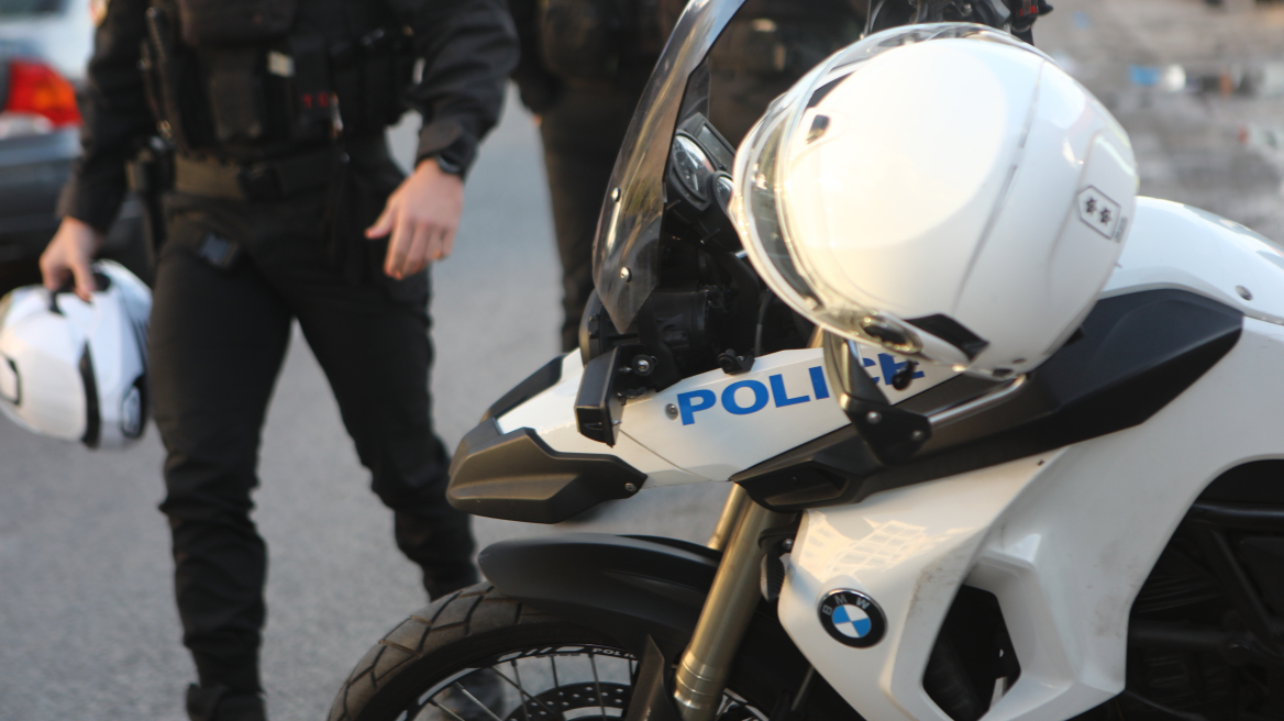 «Η μητέρα μου είναι διασωληνωμένη και σε κρίσιμη κατάσταση, της επιτέθηκε βάναυσα» λέει η κόρη της 70χρονης που χτυπήθηκε από άστεγο στη Γλυφάδα