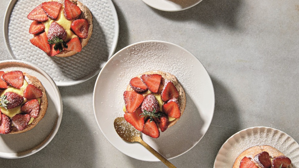 Τάρτα φράουλας με ντακουάζ αμυγδάλου