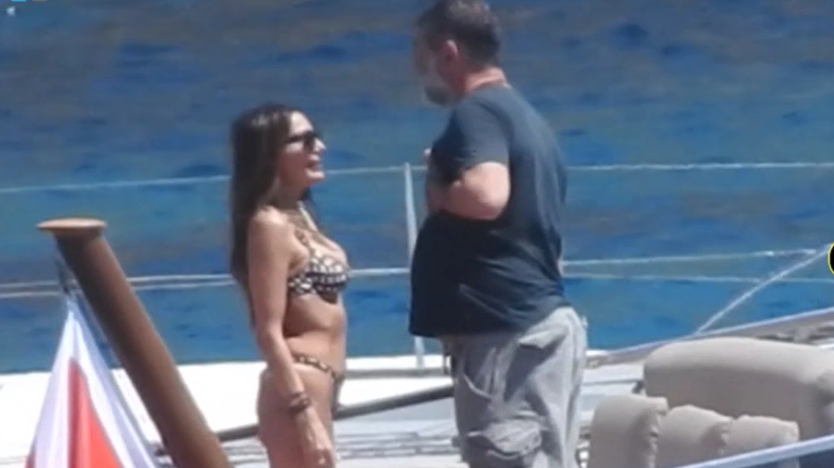 Βανδή - Μπισμπίκης: Βίντεο από τις διακοπές τους στη Μύκονο - Η ηλιοθεραπεία της τραγουδίστριας σε σκάφος