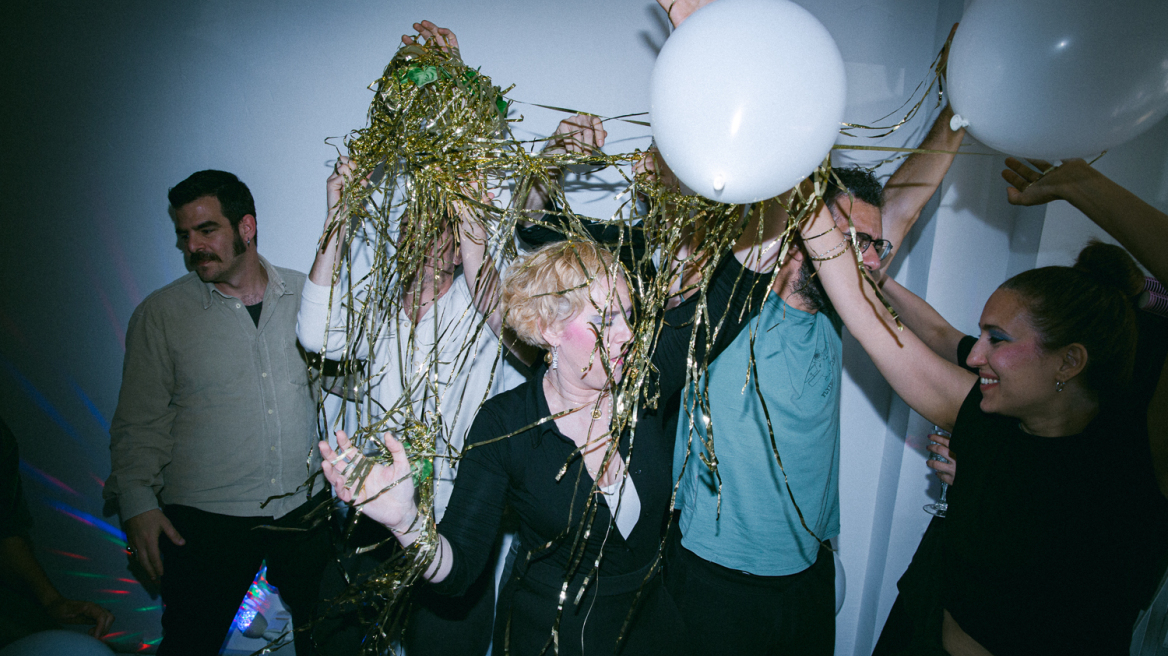 Σε αυτή την παράσταση-γαμήλιο πάρτι θα χορέψουμε, θα τραγουδήσουμε με τους ηθοποιούς και θα ελαφρύνει το μέσα μας