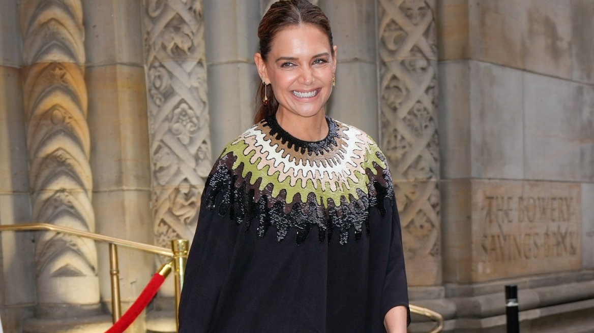 Πώς να φορέσετε ένα μαύρο boho φόρεμα με kitten heels σύμφωνα με την Κέιτι Χολμς