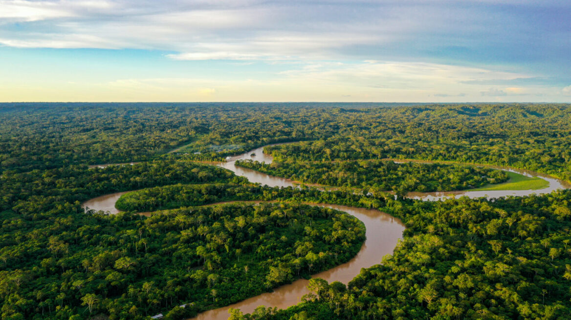 Φυλή του Αμαζονίου μήνυσε τους New York Times γιατί τους παρουσίασε σαν εθισμένους στο διαδικτυακό πορνό
