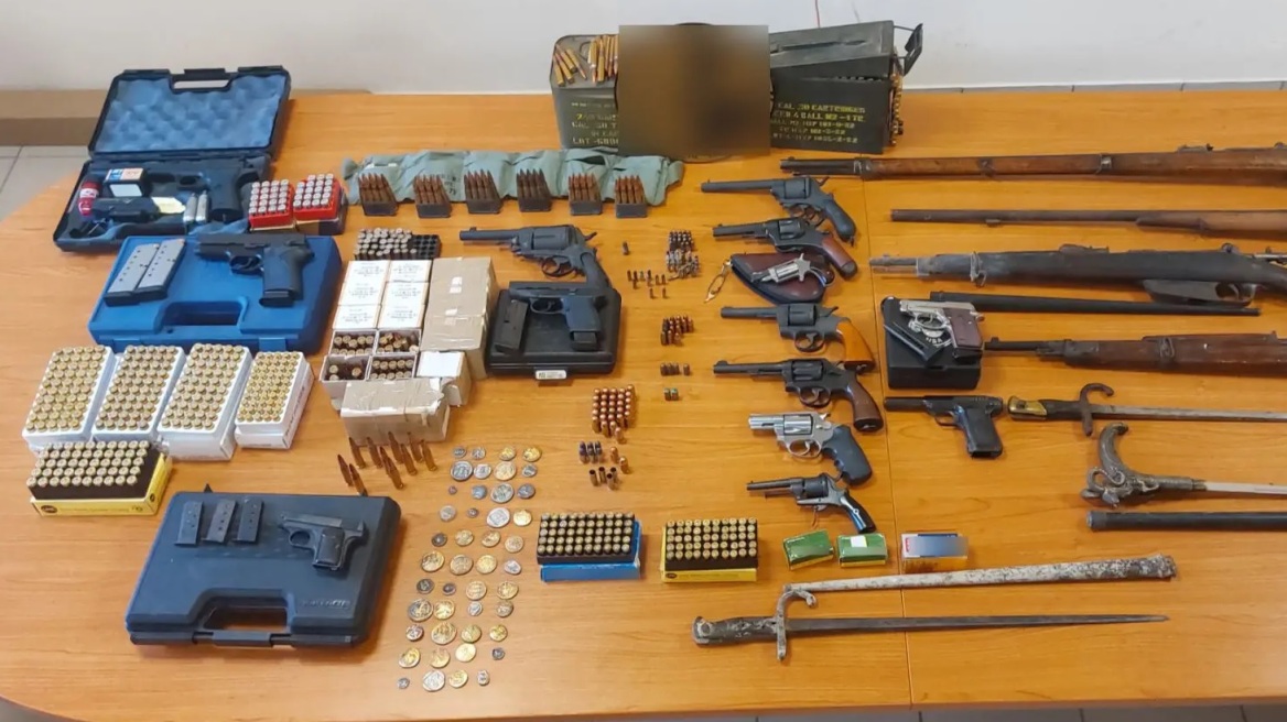 Σάμος: Αλλοδαπή είχε στο σπίτι της πιστόλια, περίστροφα, τυφέκια και φυσίγγια