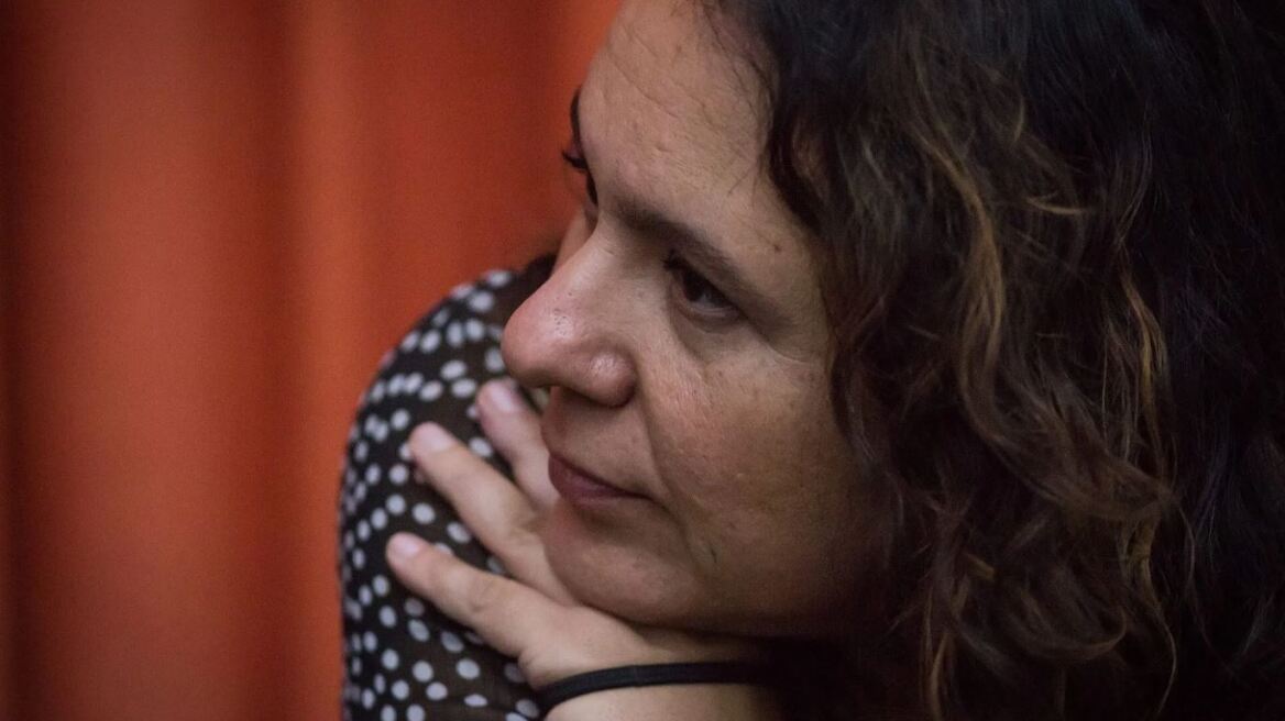 Η πολυβραβευμένη Μεξικανή δημοσιογράφος Marcela Turati αναζητά την αλήθεια μέσα σε μαζικούς τάφους