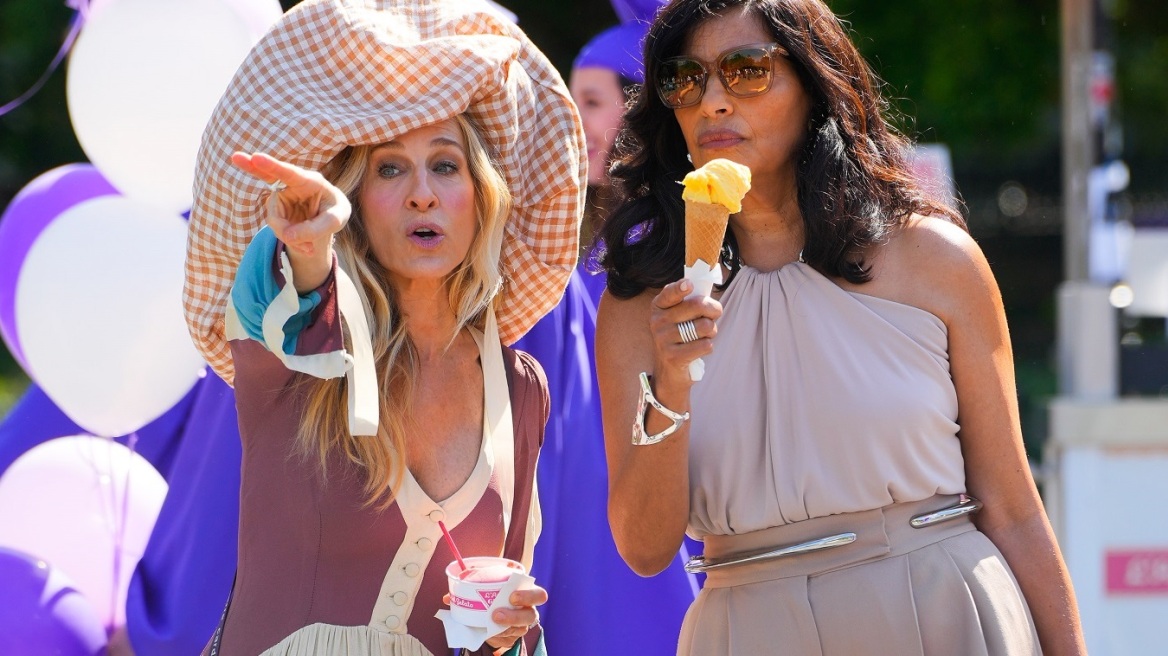 H Σάρα Τζέσικα Πάρκερ συνδυάζει bohemian φόρεμα με ξύλινα τσόκαρα