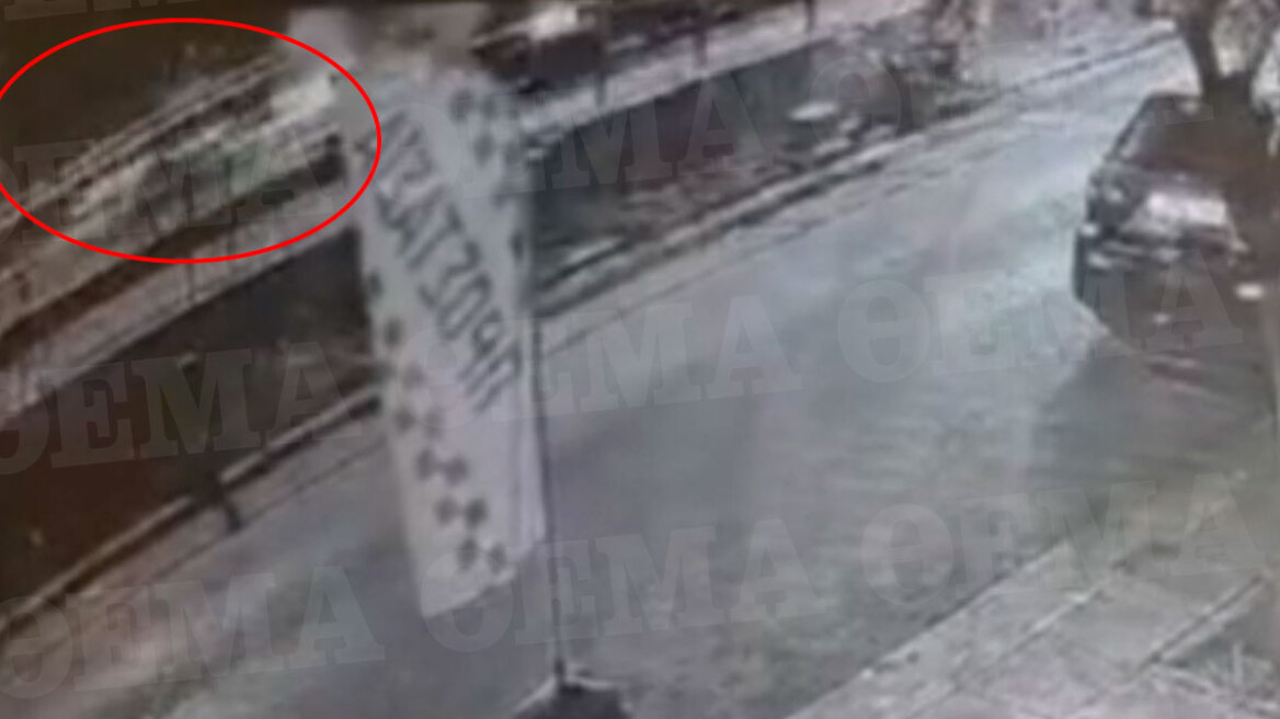Βίντεο ντοκουμέντο από το τροχαίο στην Καλλιθέα με τον νεκρό 23χρονο - Έχασε τον έλεγχο και χτύπησε το λεωφορείο από πίσω