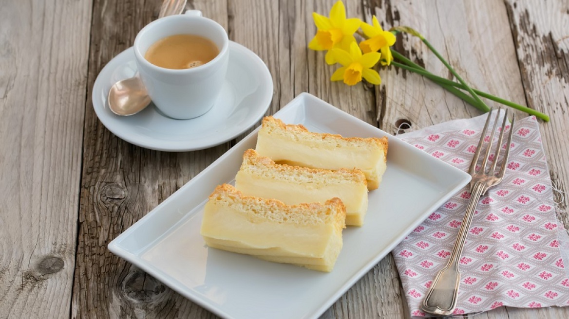 Το πεντανόστιμο γαλλικό κέικ 3 στρώσεων με κρέμα βανίλιας