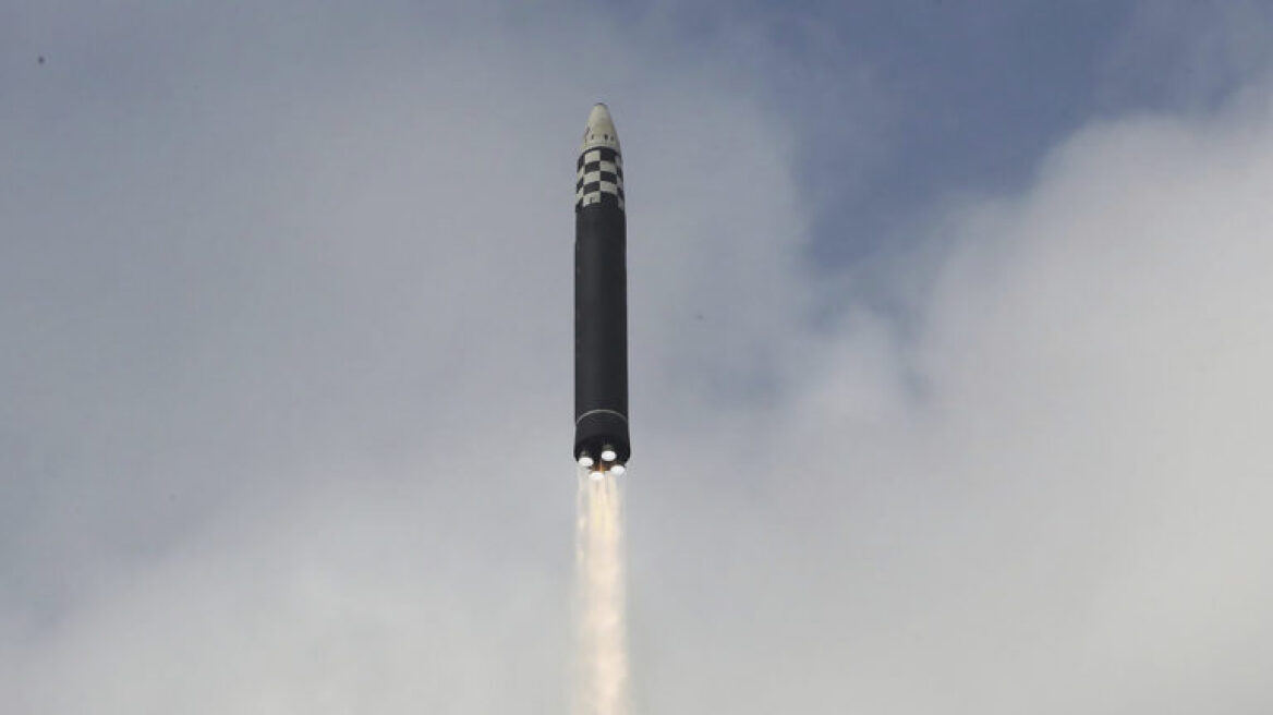 Βόρεια Κορέα: Σε αστοχία του κινητήρα οφείλεται η συντριβή του πυραύλου που μετέφερε κατασκοπευτικό δορυφόρο