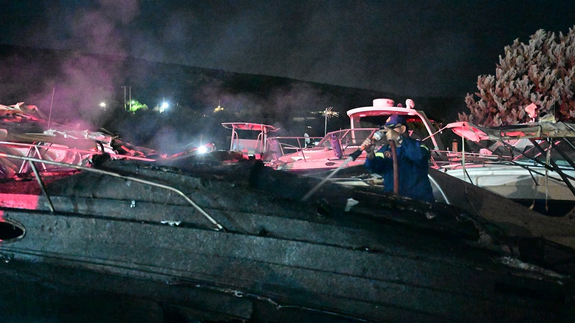 Φωτιά σε χώρο σκαφών στη Βάρης-Κορωπίου - Δείτε φωτογραφίες