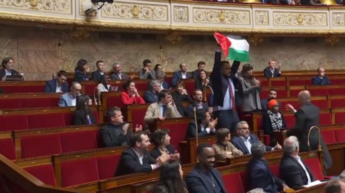 Γαλλία: Βουλευτής σήκωσε τη σημαία της Παλαιστίνης εν ώρα συνεδρίασης του Κοινοβουλίου - Δείτε βίντεο