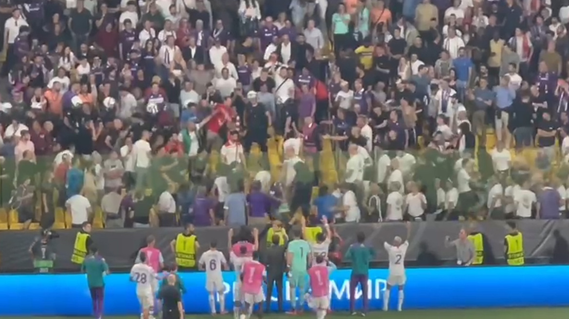 UEFA Conference League: Ένταση στην εξέδρα της Φιορεντίνα, παρέμβαση από τα ΜΑΤ - Δείτε βίντεο