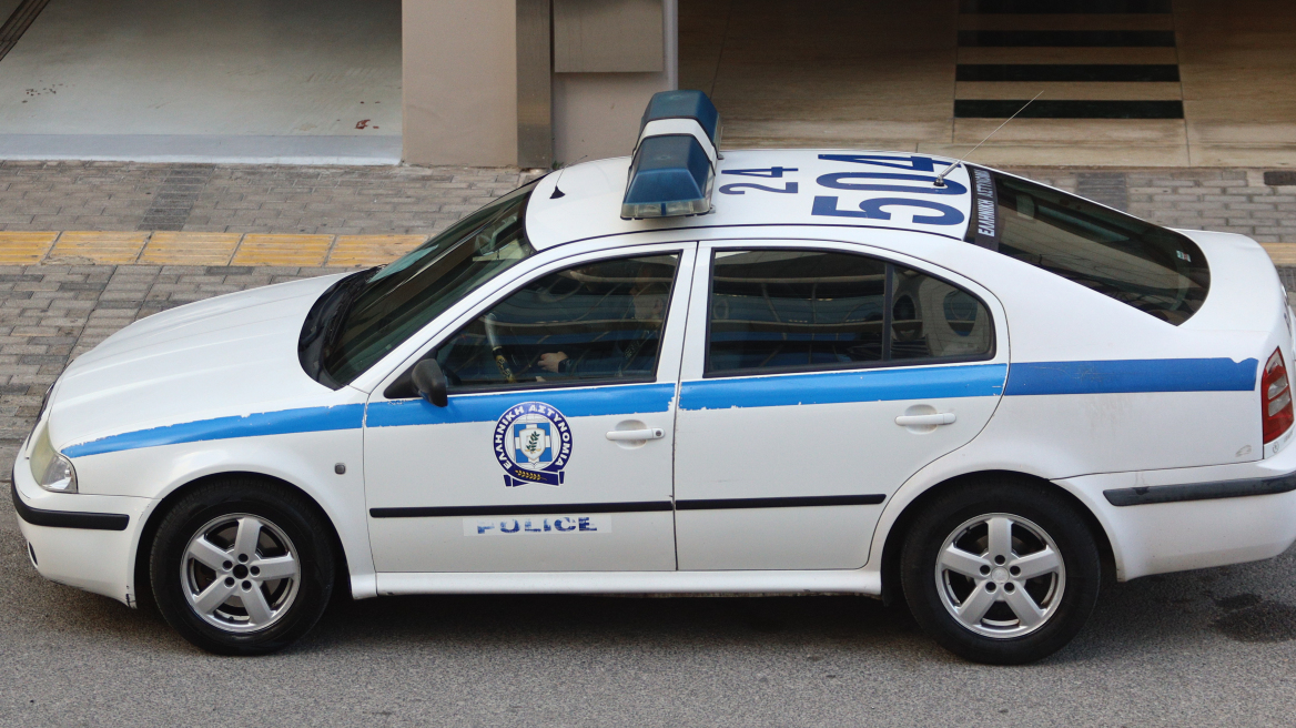 Χίος: Έκλεψε 200.000 ευρώ από φίλο του και αγόρασε Ι.Χ., μηχανή και κινητό