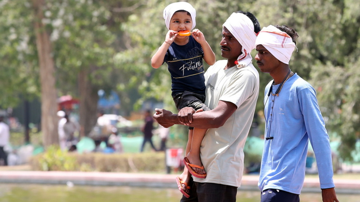Ινδία: Τουλάχιστον 15 νεκροί μέσα σε 24 ώρες λόγω του ακραίου καύσωνα που πλήττει μέρος της χώρας