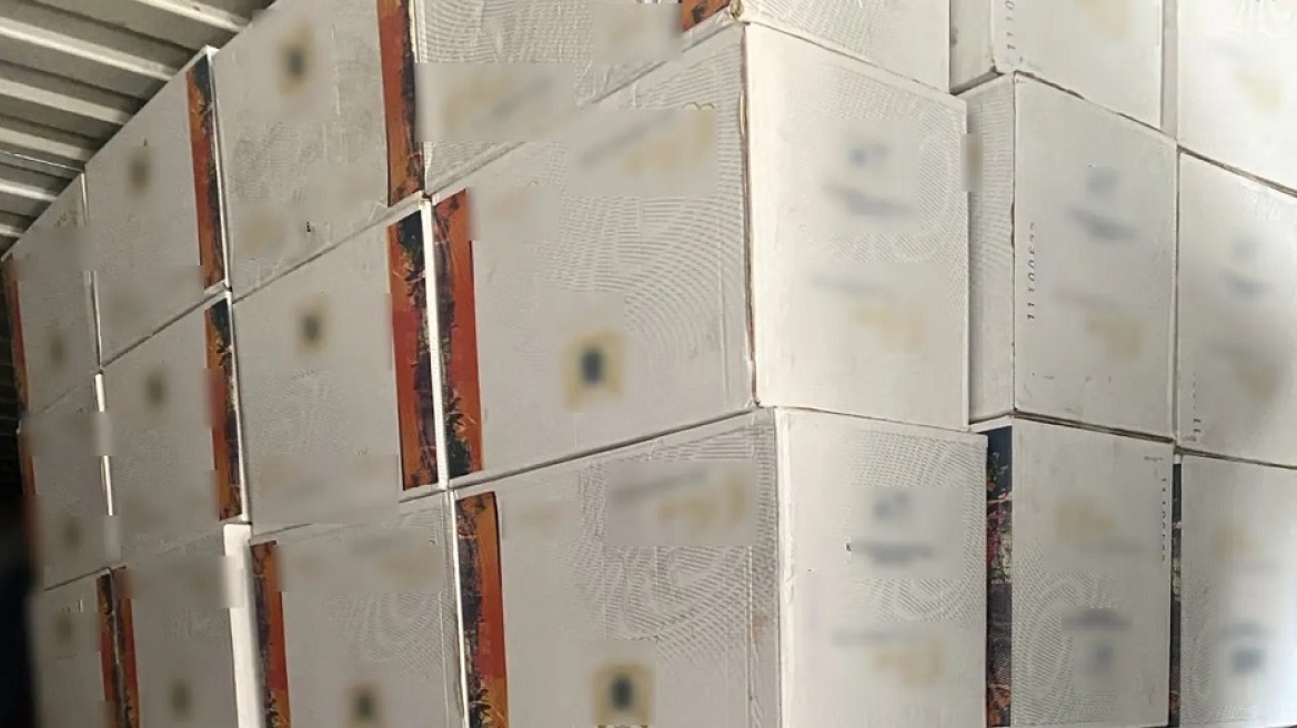 Ασπρόπυργος: Εντοπίστηκαν την ώρα που φόρτωναν κούτες με λαθραία τσιγάρα - Κατασχέθηκαν 644.500 πακέτα