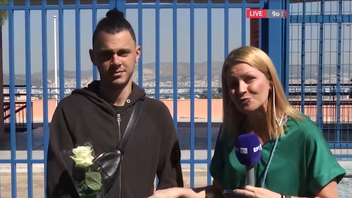 Πανελλαδικές 2024: Πήγε με λευκό τριαντάφυλλο για τη φίλη του που δίνει εξετάσεις