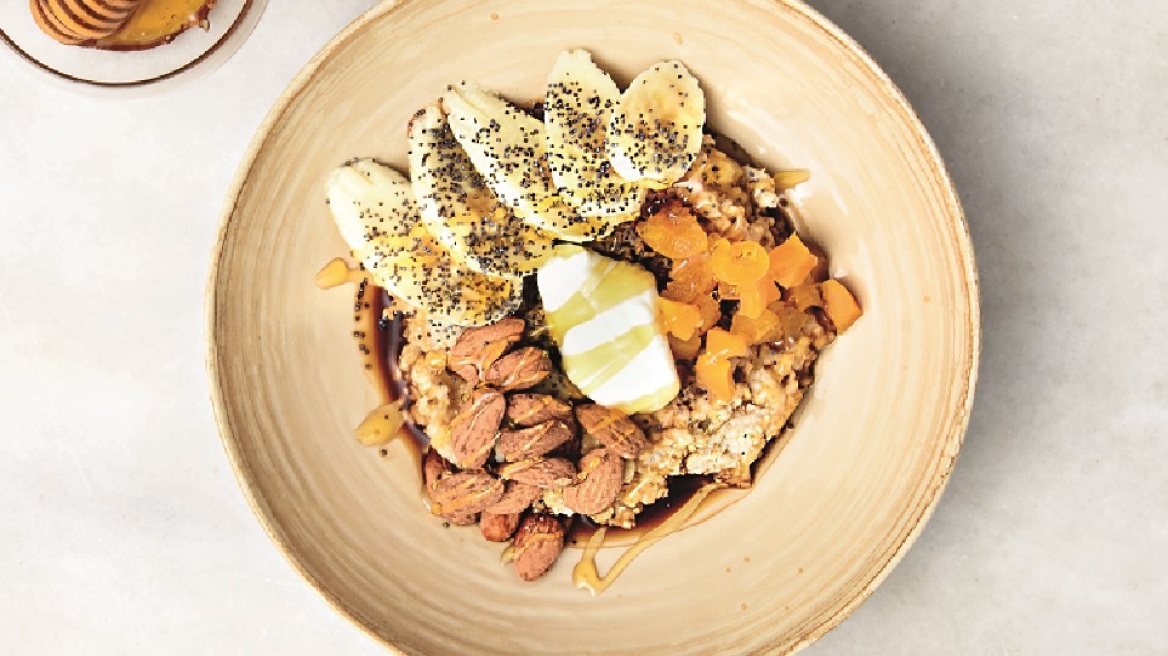 Θρεπτικό πρωινό με βρώμη, καφέ, μέλι, γιαούρτι και μπανάνα