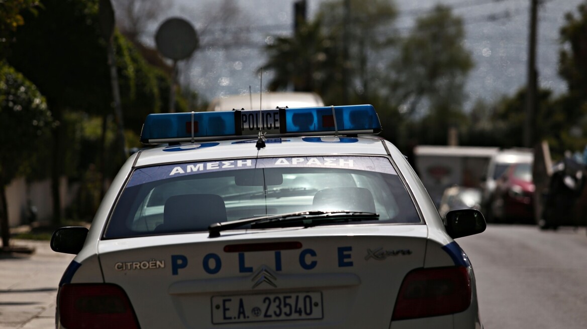 Πρώην αστυνομικός αρνήθηκε έλεγχο και συνελήφθη με όπλα στα Τρίκαλα