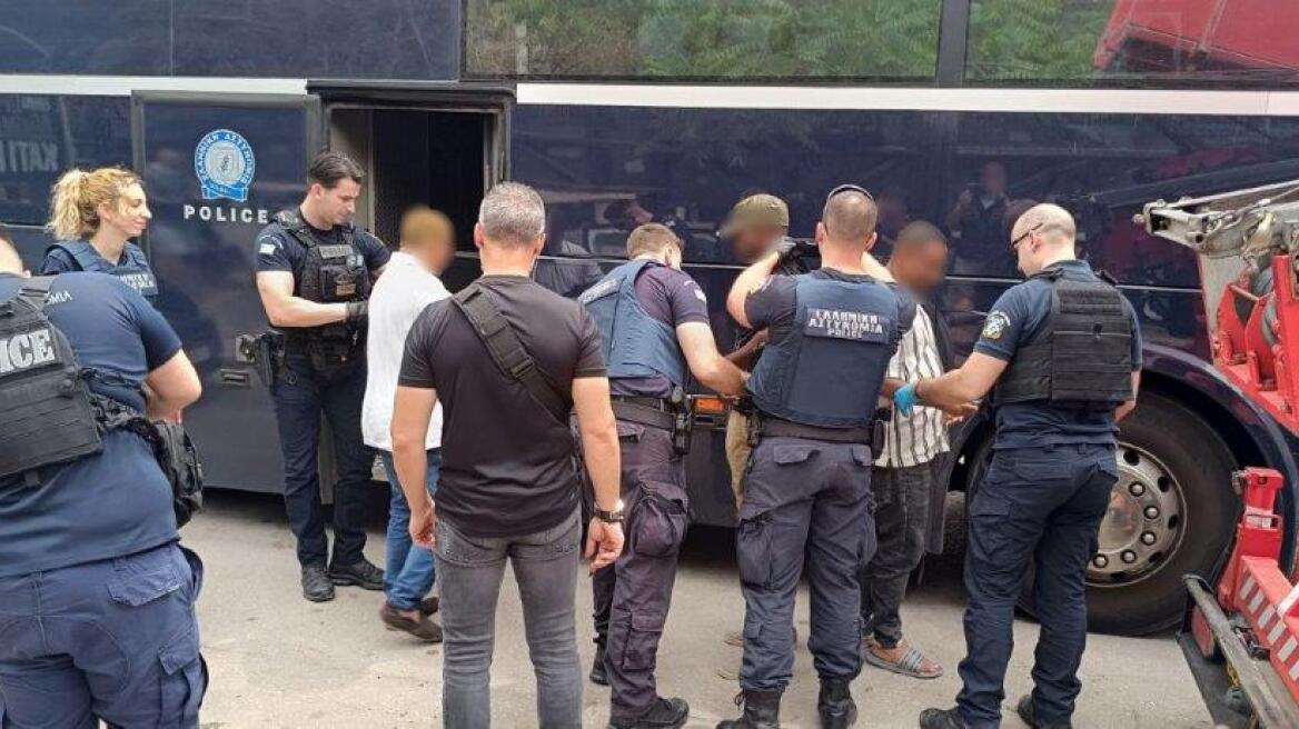 Πατήσια: 40 συλλήψεις για ναρκωτικά και έγγραφα παραμονής σε ειδική αστυνομική επιχείρηση