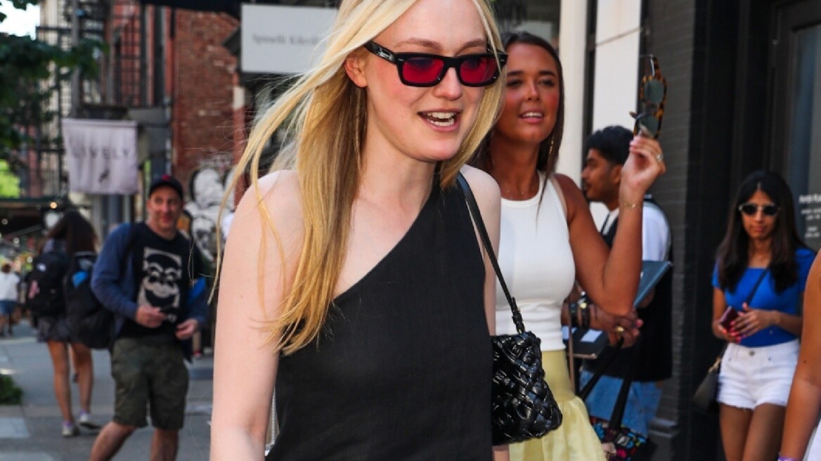 Πώς να φορέσετε μαύρο το καλοκαίρι σύμφωνα με την Ντακότα Φάνινγκ