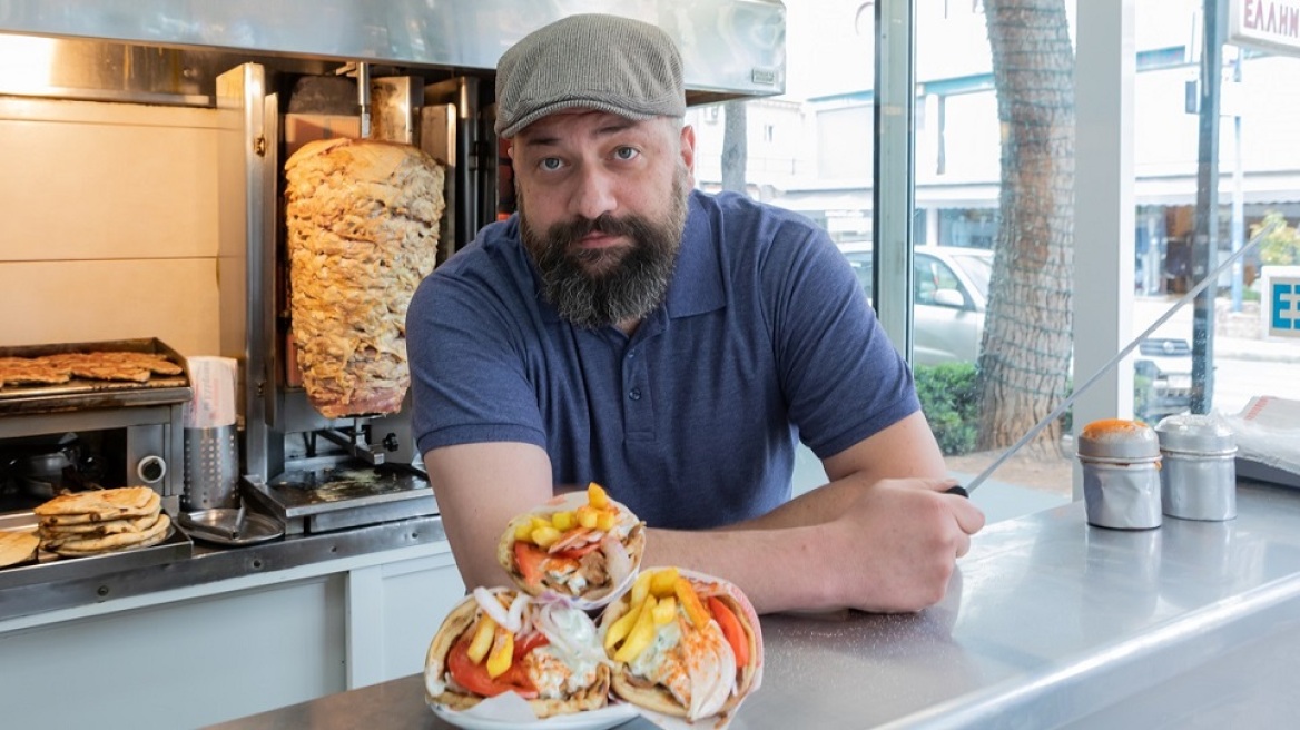 Floutsou: Ποιος είναι ο γκραν μάστερ στο σουβλάκι με τους 160.000 ακόλουθους στο TikTok;