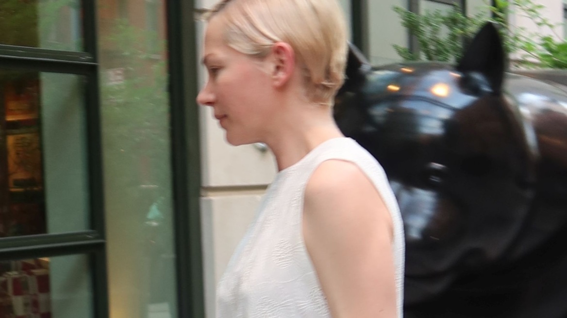 H Μισέλ Γουίλιαμς συνδυάζει maxi φόρεμα με flip-flops