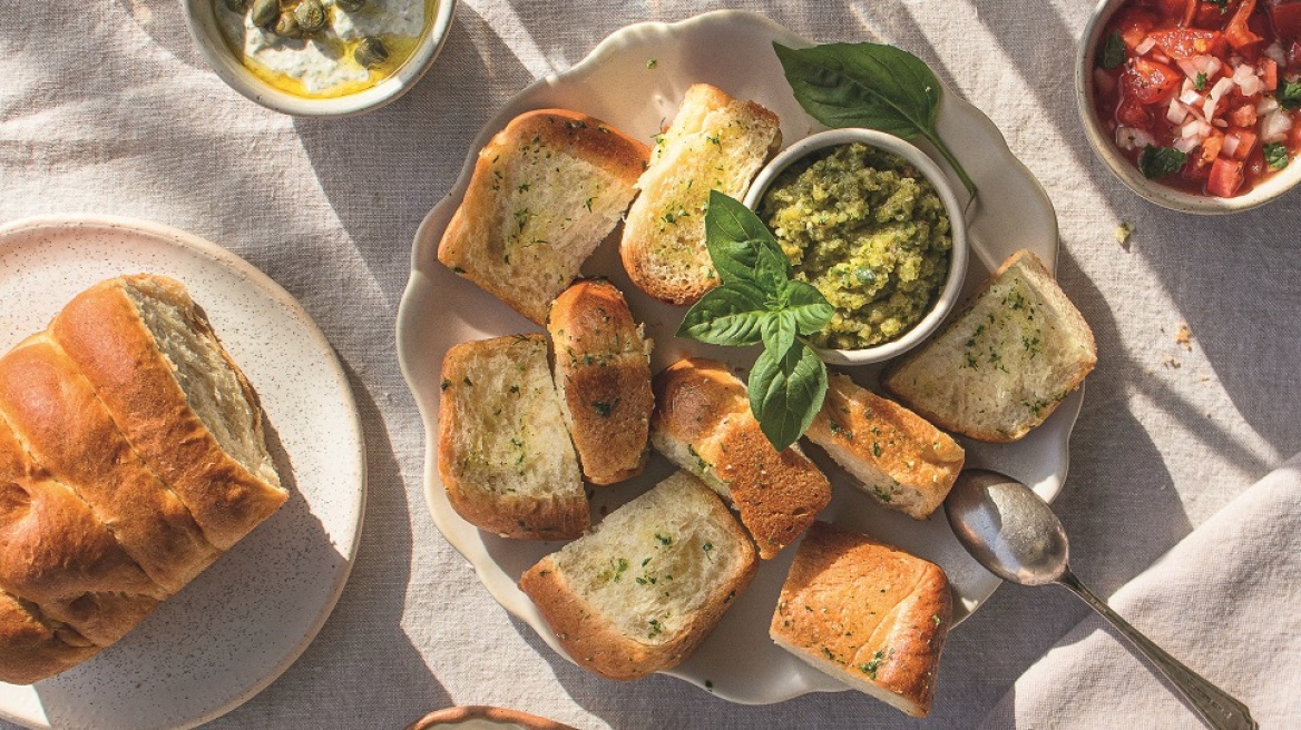 Φτιάχνουμε λαδόψωμο με μυρωδικά βήμα-βήμα