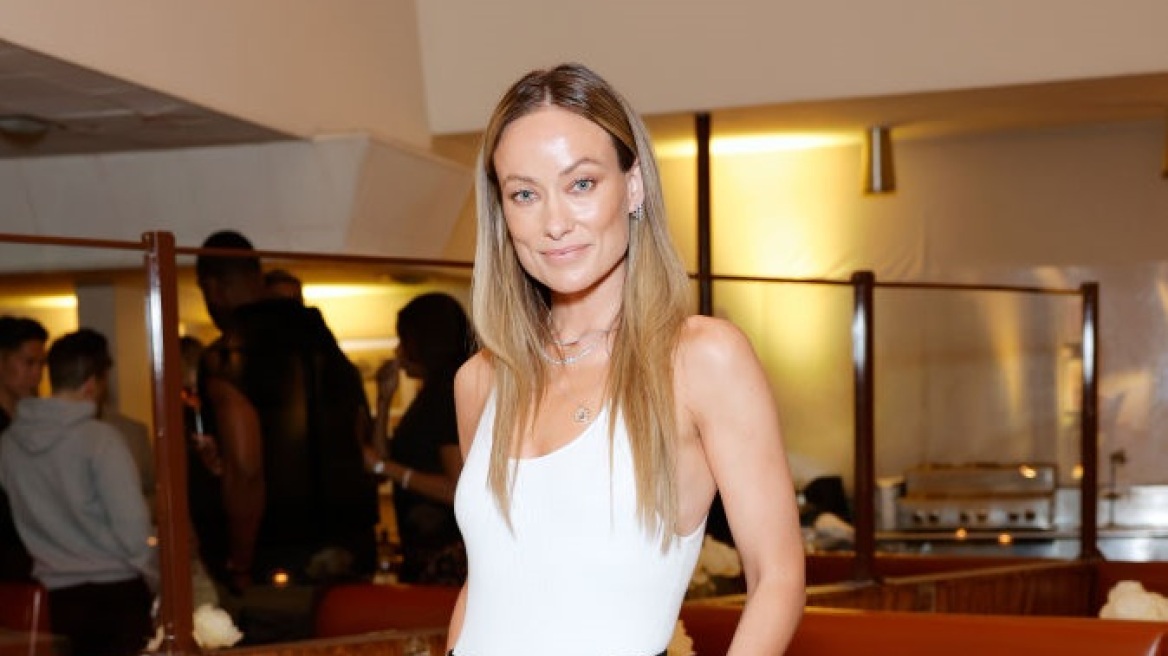 Η Ολίβια Γουάιλντ με ασπρόμαυρο σύνολο και low-cut μπλουζάκι