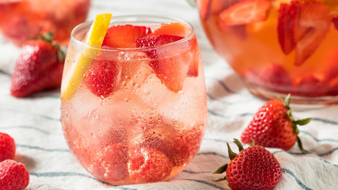 Φράουλα και φυσαλίδες σε ένα δροσιστικό mocktail σε μόλις 5′