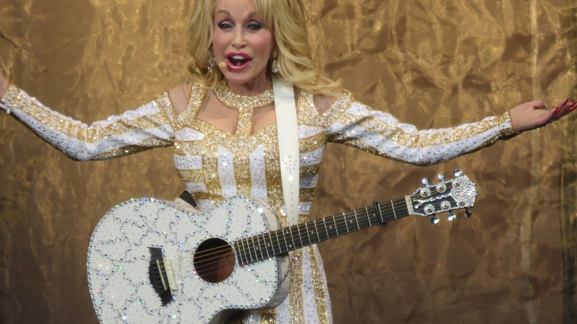 «Hello, I'm Dolly»: Ένα μιούζικαλ για τη ζωή της Dolly Parton είναι το θεατρικό έργο που λείπει από τη ζωή μας 