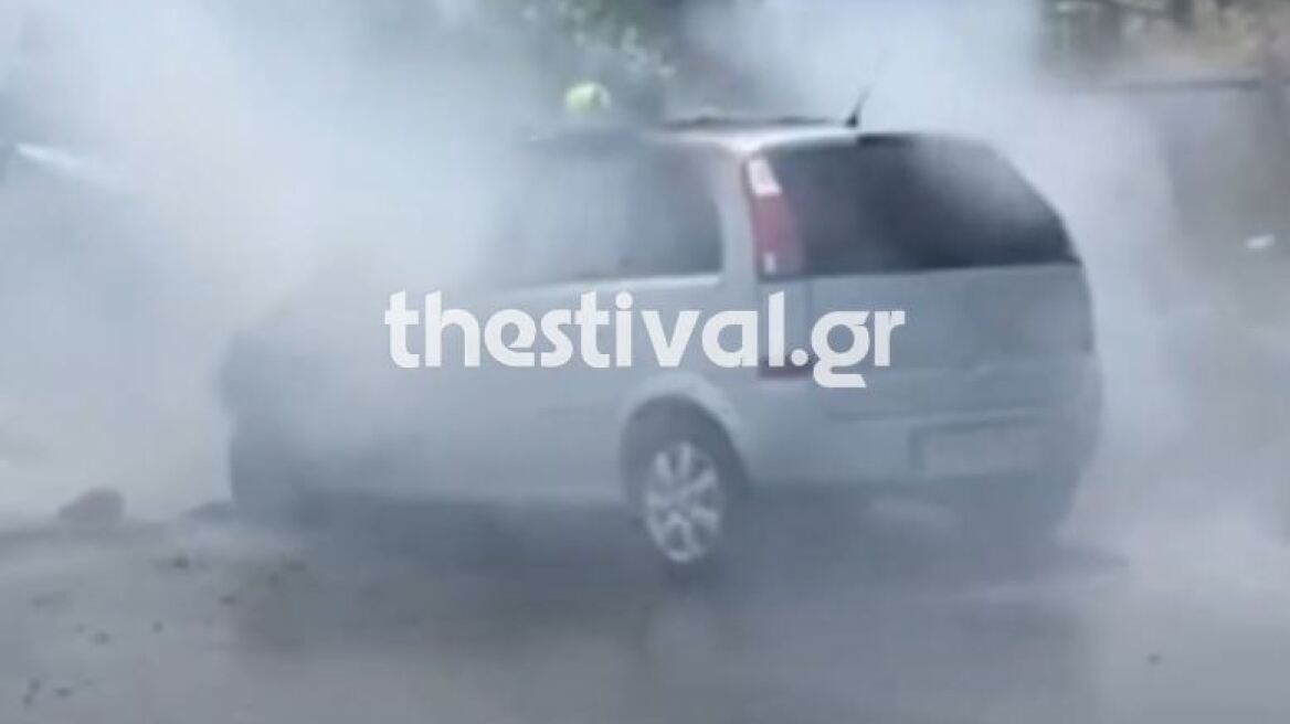 Θεσσαλονίκη: Αυτοκίνητο έπιασε φωτιά εν κινήσει - Δείτε βίντεο