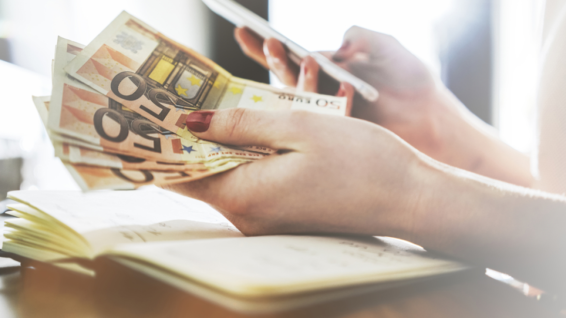 Έκανε δέκα απάτες παριστάνοντας την επενδύτρια ή τη λογίστρια