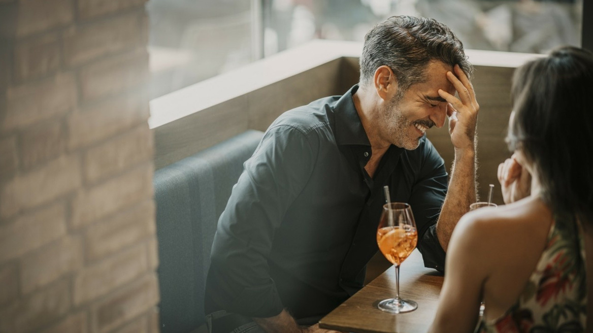 Ερευνα του Tinder: Τί σκέφτονται άνδρες και γυναίκες στην πρώτη τους γνωριμία