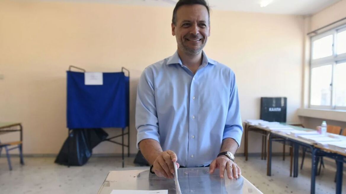 Ψήφισε ο δήμαρχος Αθηναίων Χάρης Δούκας: «Πρώτα κάλπη, μετά παραλία»