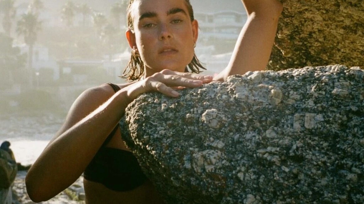 Μαύρο μαγιό: Oι πιο κομψές επιλογές για αυτό το καλοκαίρι