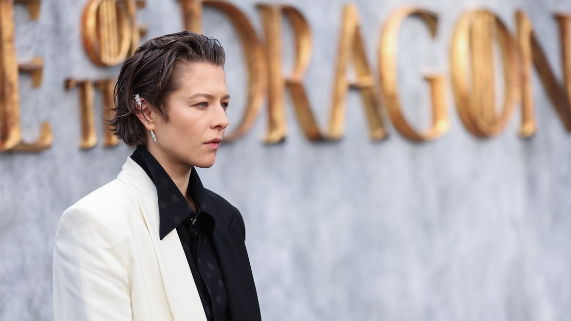 Έμα Ντ' Άρσι: Με παράξενο αξεσουάρ στα δόντια, στην πρεμιέρα της 2ης σεζόν του «House of The Dragon»