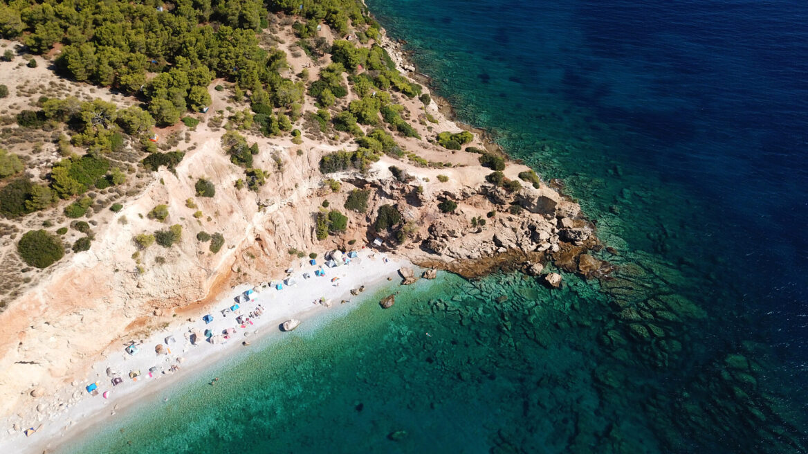 Η παραλία στο Αγκίστρι με τα κρυστάλλινα νερά που αγαπούν οι φυσιολάτρες