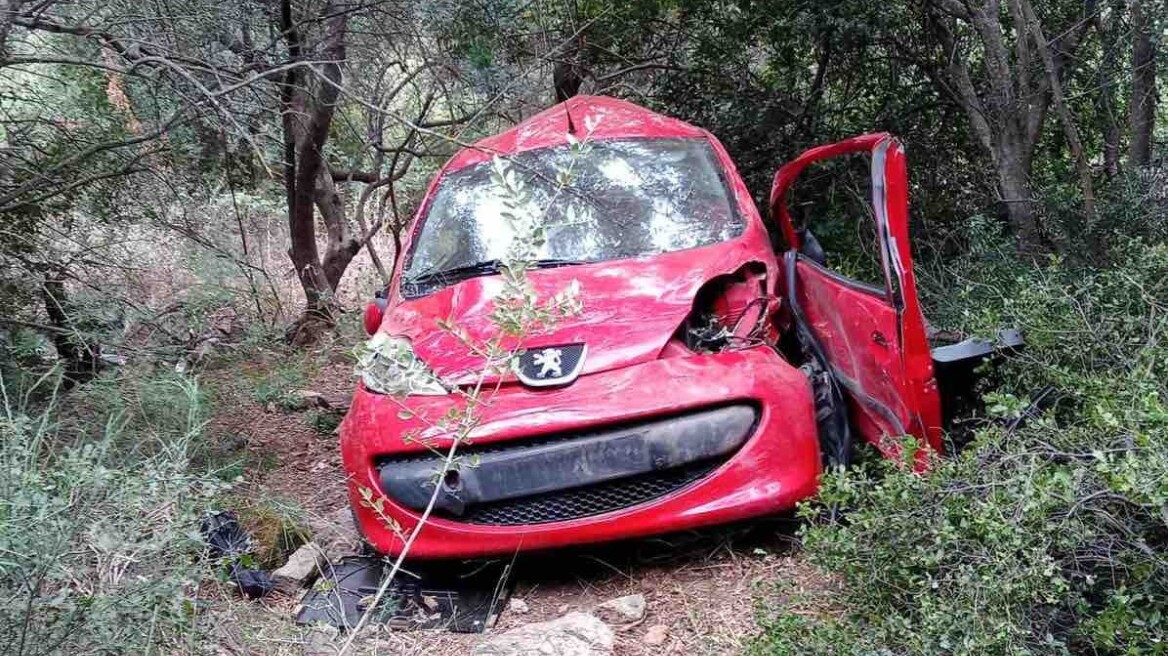Αιτωλοακαρνανία: Τροχαίο στο Θέρμο - ΙΧ έπεσε σε ρέμα, σε σοβαρή κατάσταση η οδηγός