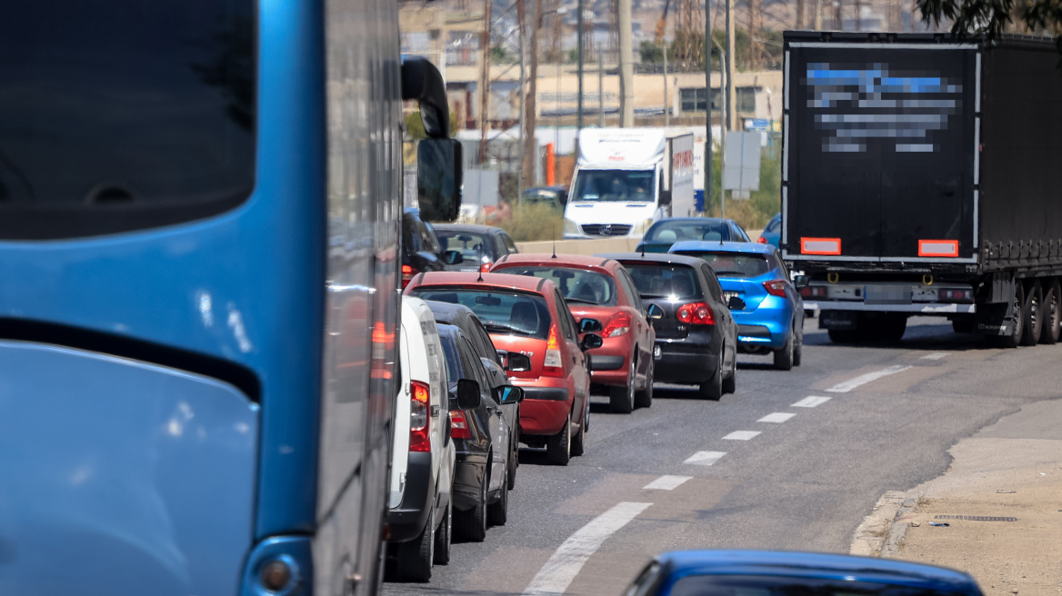 Κίνηση στους δρόμους: Πού υπάρχουν καθυστερήσεις 