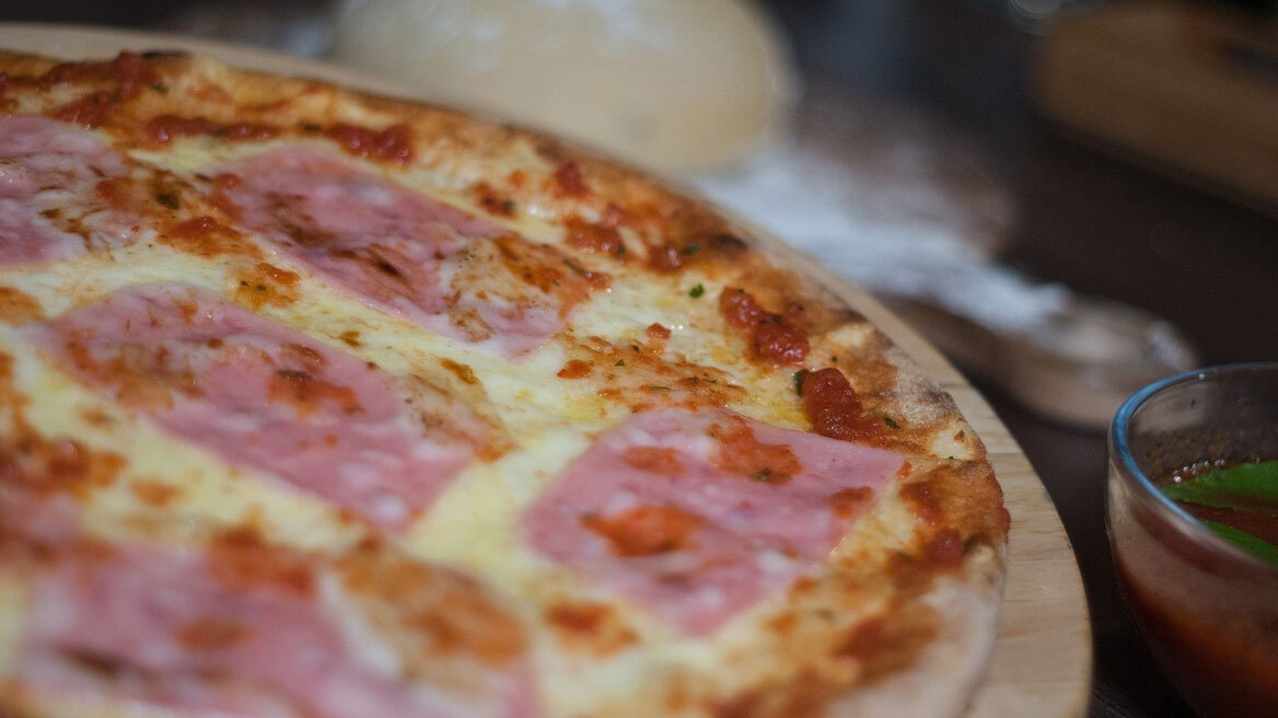 Απίστευτη απόδοση: Κέρασε πίτσες και μάζεψε 1 εκατ. δολάρια