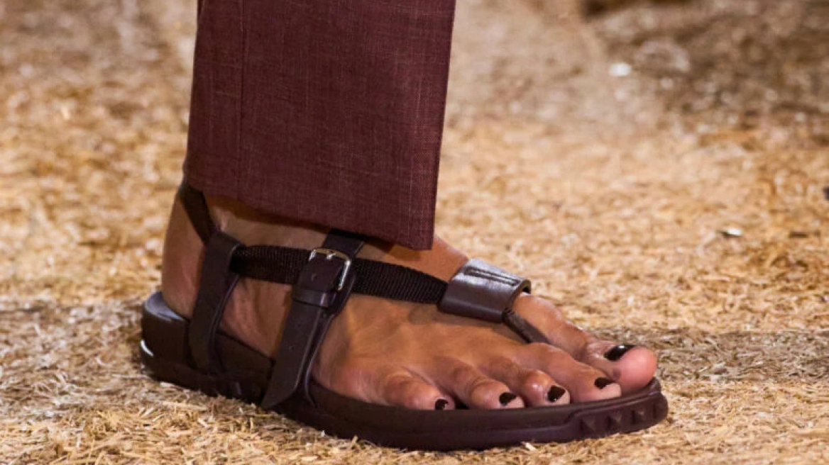 Τα ωραιότερα φλατ σανδάλια της φετινής σεζόν